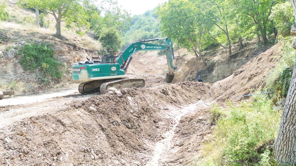 Kuraklıkla boğuşan mahallede kuyudan su fışkırdı! Bayram ediyorlar 7